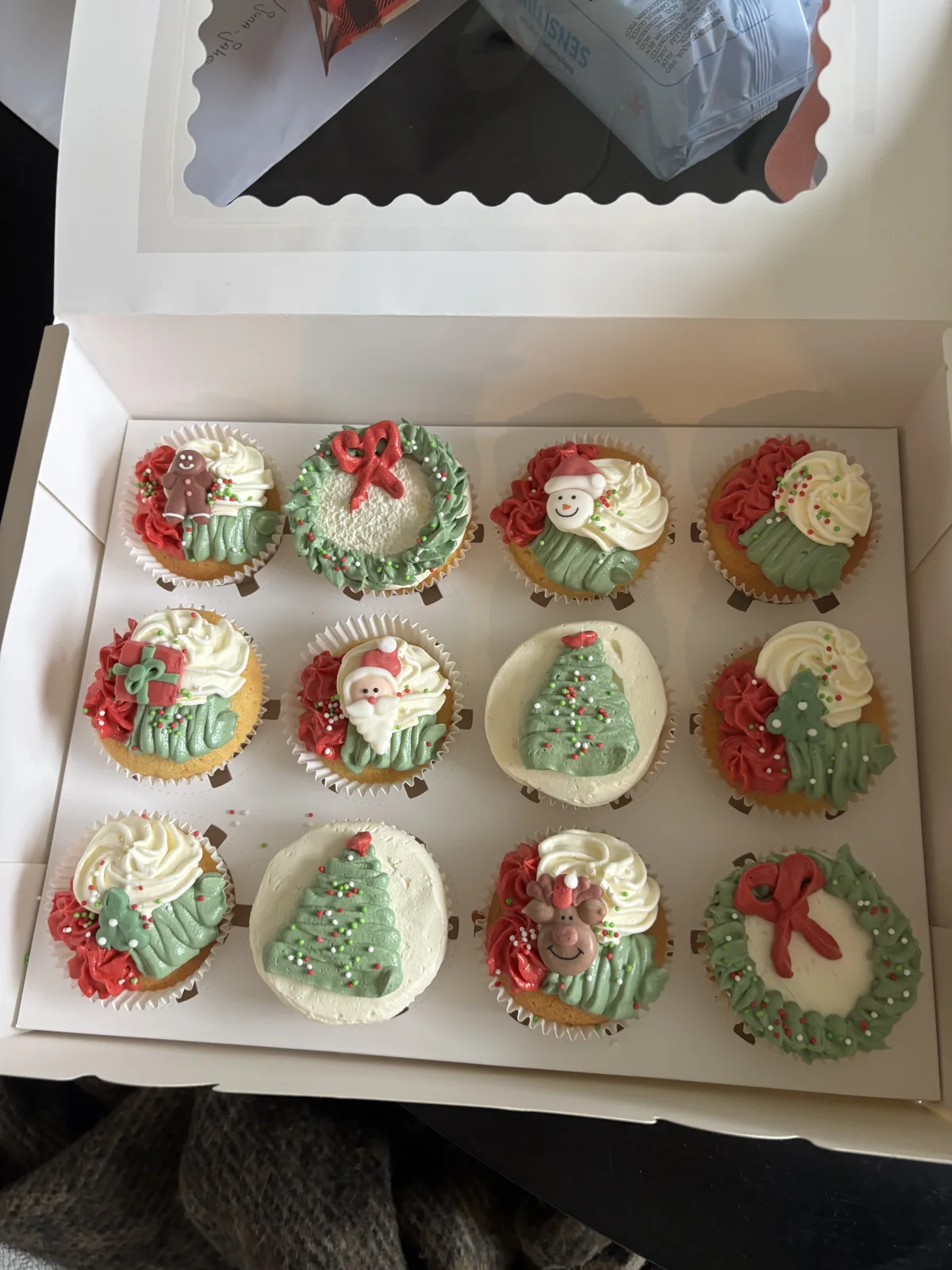 Doos met feestelijke cupcakes van Kirsten