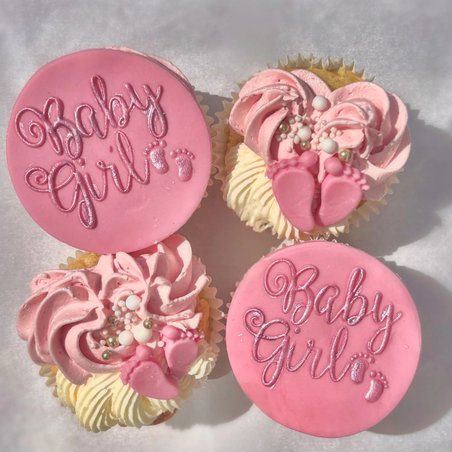 Roze cupcakes en koekjes met persoonlijke decoratie