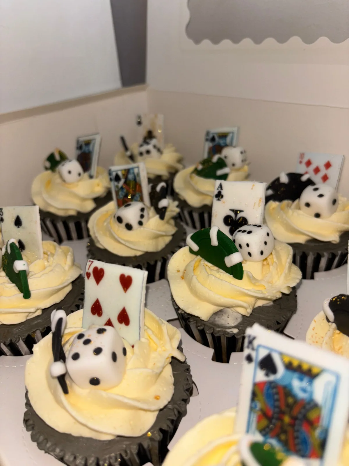 Cupcakes met casinodeco van kaarten en dobbelstenen