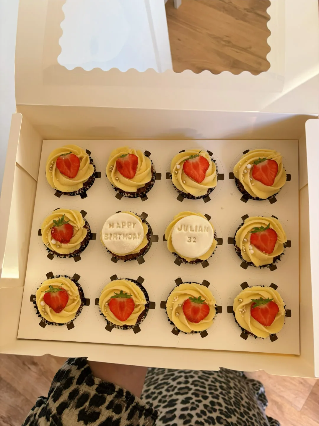 Doos cupcakes met aardbeien en persoonlijke sluitertjes