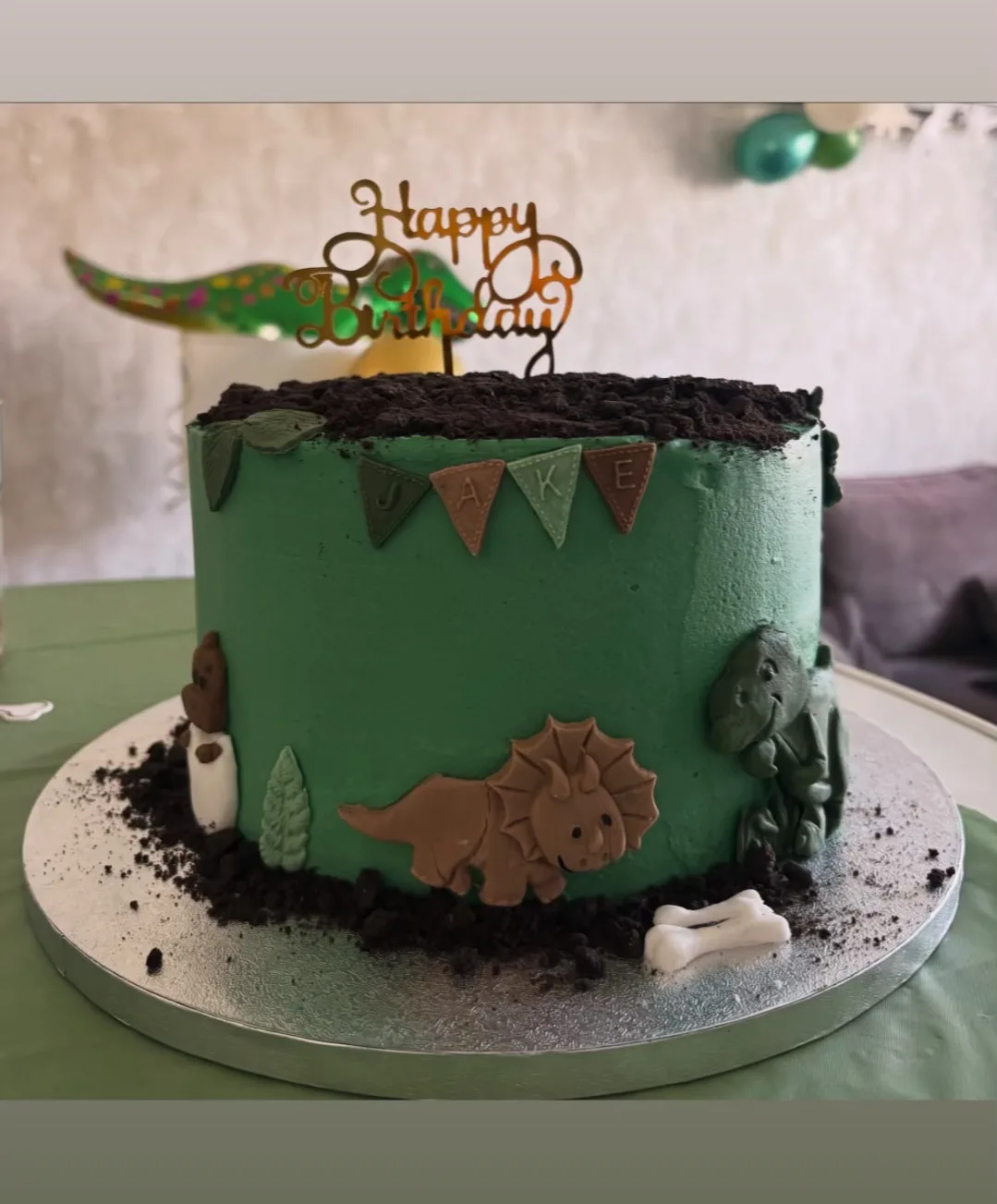 Groene dino-verjaardagstaart met Oreo-kruimels